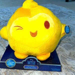 Disney Wish and hug star twinkling lights NWT
